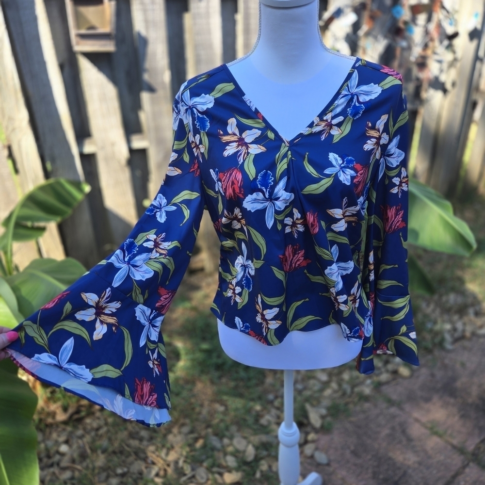 Amanda Uprichard XS Tropical Blue Floral Bell Sleeve Vacation Blouse V Neck